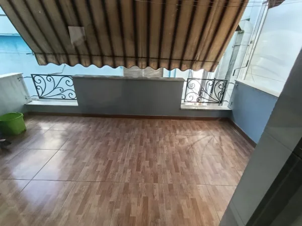Tirane, jap me qera apartament 2+1+Ballkon Kati 4, 120 m² 750 € (Rruga e Kavajes, afer Kishes Katolike)