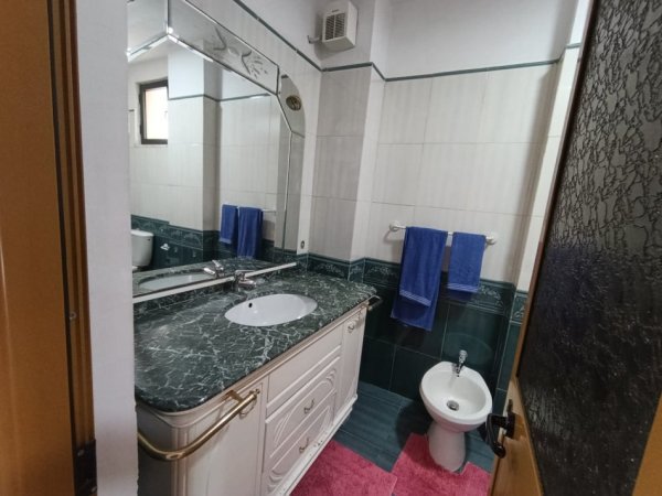 Tirane, jap me qera apartament 2+1+Ballkon Kati 4, 120 m² 750 € (Rruga e Kavajes, afer Kishes Katolike)