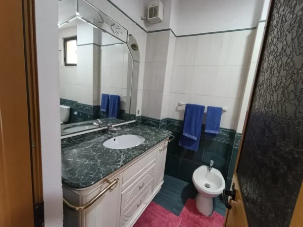 Tirane, jap me qera apartament 2+1+Ballkon Kati 4, 120 m² 750 € (Rruga e Kavajes, afer Kishes Katolike)
