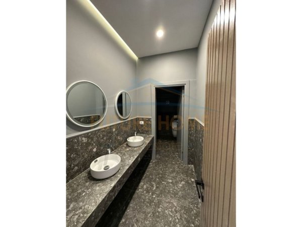 Tirane, jepet me qera magazine Kati 0, 4.542 m² 30.000 € 