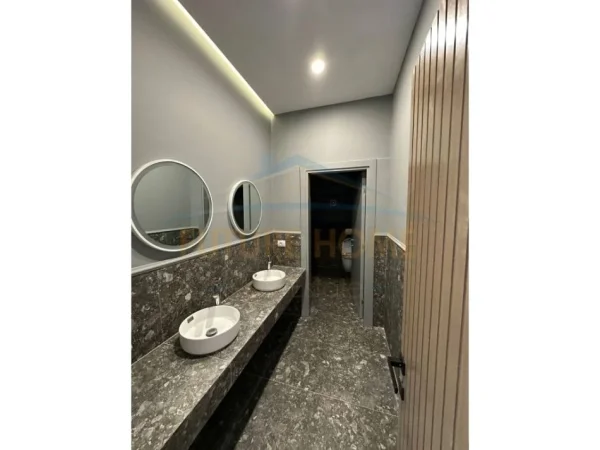 Tirane, jepet me qera magazine Kati 0, 4.542 m² 30.000 € 