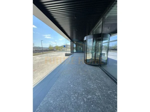 Tirane, jepet me qera magazine Kati 0, 4.542 m² 30.000 € 