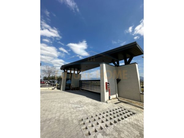 Tirane, jepet me qera magazine Kati 0, 4.542 m² 30.000 € 