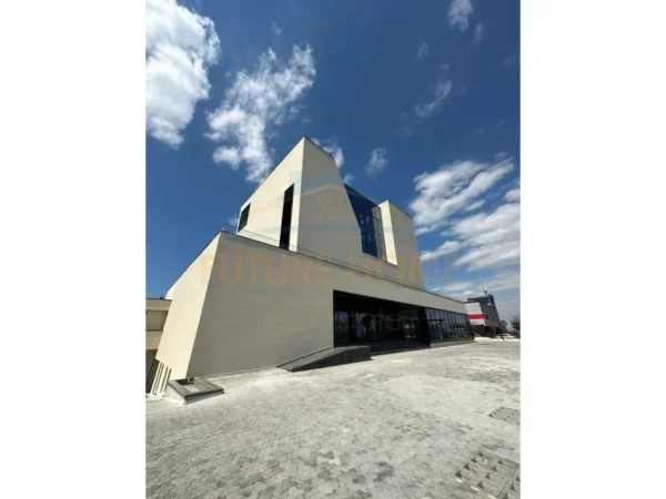 Tirane, jepet me qera magazine Kati 0, 4.542 m² 30.000 € 