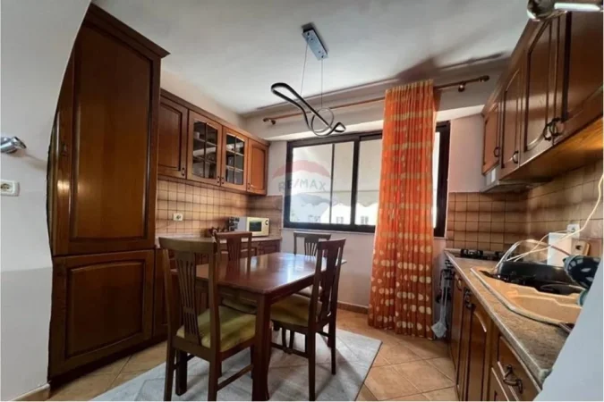 Tirane, jepet me qera apartament 2+1 Kati 3, 700 € 