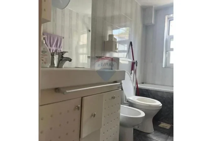 Tirane, jepet me qera apartament 2+1 Kati 3, 700 € 