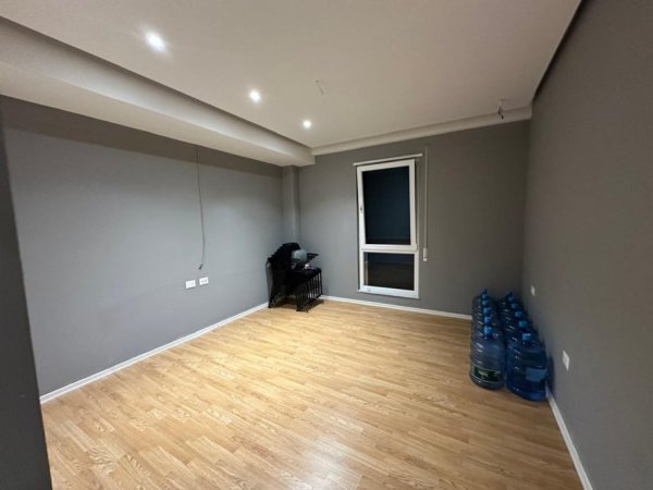 Tirane, jepet me qera ambjent biznesi Kati 3, 100 m² 800 € (Selvia)