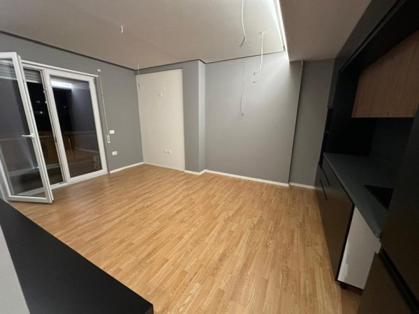 Tirane, jepet me qera ambjent biznesi Kati 3, 100 m² 800 € (Selvia)