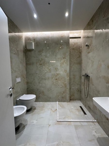 Tirane, jepet me qera ambjent biznesi Kati 3, 100 m² 800 € (Selvia)