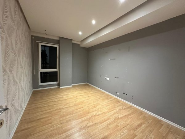 Tirane, jepet me qera ambjent biznesi Kati 3, 100 m² 800 € (Selvia)