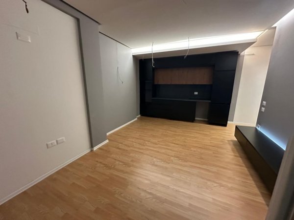 Tirane, jepet me qera ambjent biznesi Kati 3, 100 m² 800 € (Selvia)