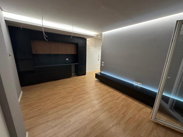 Tirane, jepet me qera ambjent biznesi Kati 3, 100 m² 800 € (Selvia)