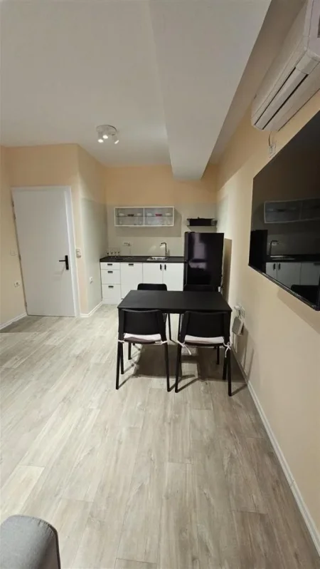 Tirane, jepet me qera apartament 1+1+Ballkon Kati 4, 60 m² 800 € (STACIONI I TRENIT)