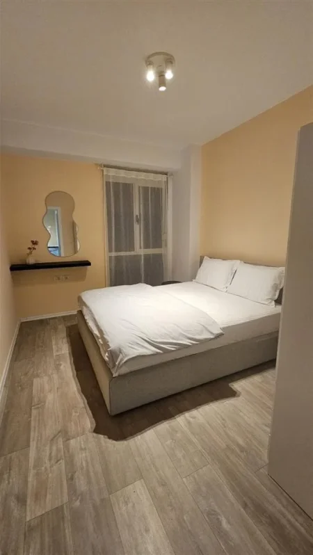 Tirane, jepet me qera apartament 1+1+Ballkon Kati 4, 60 m² 800 € (STACIONI I TRENIT)