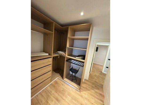 Tirane, jepet me qera apartament 3+1 Kati 5, 108 m² 1.500 € 