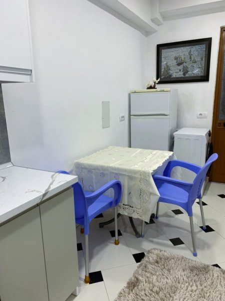 Tirane, jepet me qera apartament 1+1+Ballkon Kati 1, 60 m² 400 € (Rruga 5 maji)