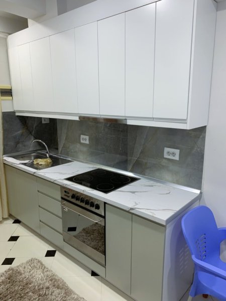 Tirane, jepet me qera apartament 1+1+Ballkon Kati 1, 60 m² 400 € (Rruga 5 maji)