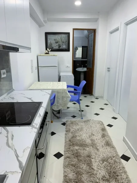 Tirane, jepet me qera apartament 1+1+Ballkon Kati 1, 60 m² 400 € (Rruga 5 maji)