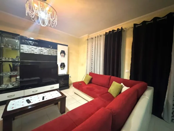 Tirane, jepet me qera apartament 2+1+Ballkon Kati 4, 130 m² 560 € (Yzberisht/Rruga Rexhep Shala)