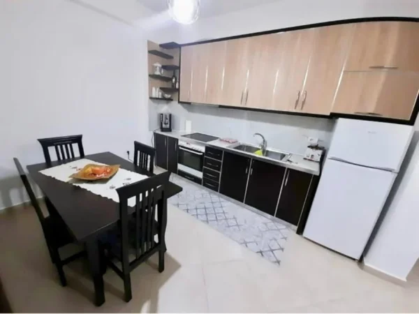 Tirane, jepet me qera apartament 2+1 , 90 m² 550 € (Golden Park 3)