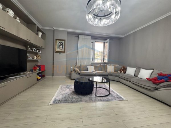 Durres, jepet me qera Vile 2 Katshe , 200 m² 1.500 € (Gjykata)