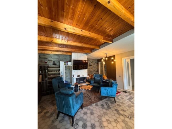 Durres, jepet me qera Vile 2 Katshe , 200 m² 1.500 € (Gjykata)