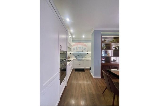 Tirane, jepet me qera apartament 2+1+Ballkon Kati 10, 95 m² 1.500 € (Rruga Kajo Karafili, Tirane)