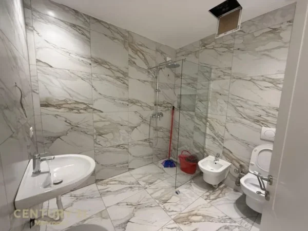 Tirane, shes apartament Kati 5, 149 m² 448.000 € (Rruga e Kosovareve)