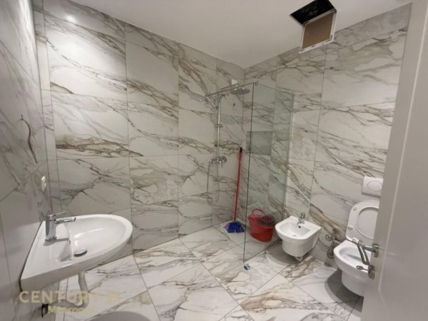 Tirane, shes apartament Kati 5, 149 m² 448.000 € (Rruga e Kosovareve)