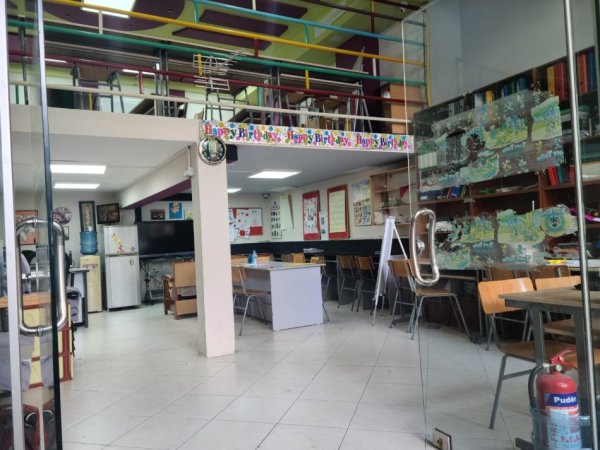 Tirane, jepet me qera ambjent biznesi Kati 0, 106 m² 600 € (ALI DEMI)