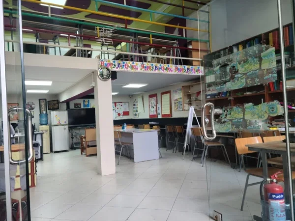 Tirane, jepet me qera ambjent biznesi Kati 0, 106 m² 600 € (ALI DEMI)