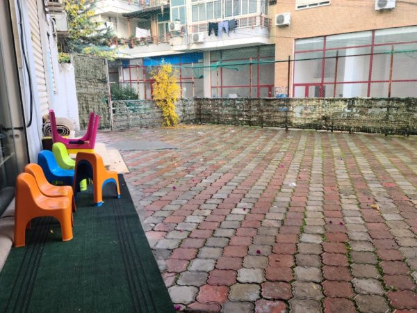 Tirane, jepet me qera ambjent biznesi Kati 0, 106 m² 600 € (ALI DEMI)
