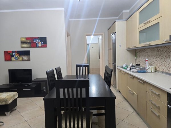 Tirane, jepet me qera apartament 1+1+Ballkon Kati 4, 80 m² 600 € 
