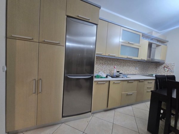 Tirane, jepet me qera apartament 1+1+Ballkon Kati 4, 80 m² 600 € 