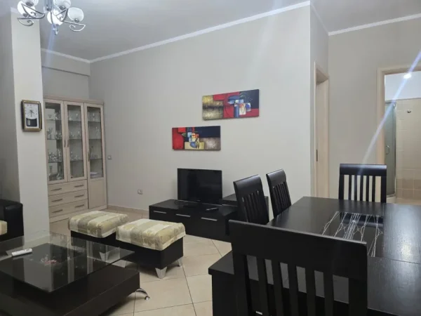 Tirane, jepet me qera apartament 1+1+Ballkon Kati 4, 80 m² 600 €