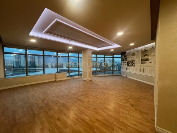 Tirane, jap me qera ambjent biznesi Kati 4, 336 m² 3.500 € (Institut)