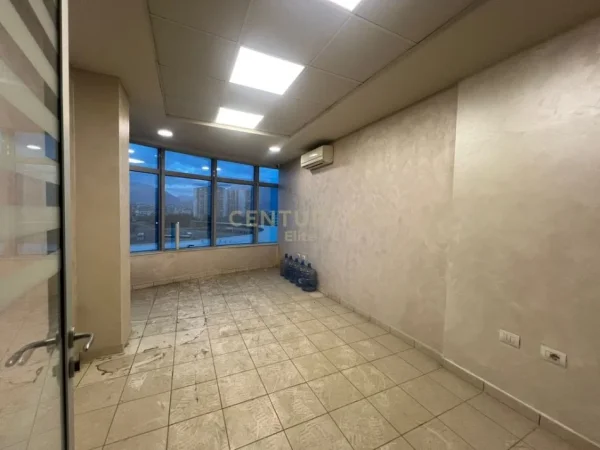 Tirane, jap me qera ambjent biznesi Kati 4, 336 m² 3.500 € (Institut)