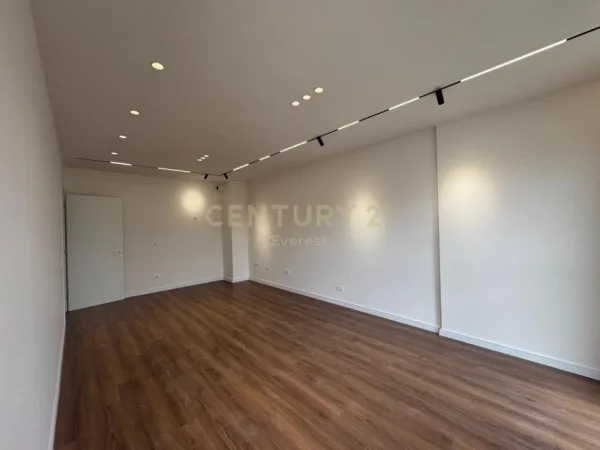 Tirane, shitet apartament 2+1+Ballkon Kati 4, 97 m² 121.000 € (Kompleksi "Univers City")