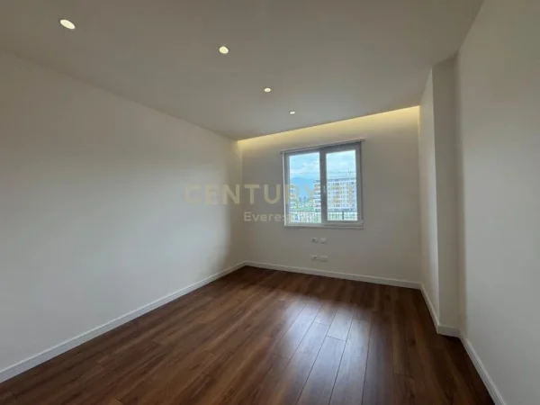 Tirane, shitet apartament 2+1+Ballkon Kati 4, 97 m² 121.000 € (Kompleksi "Univers City")