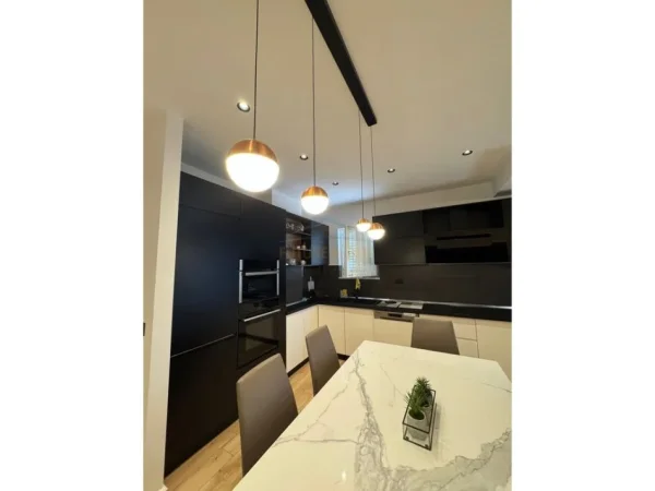 Tirane, jepet me qera apartament 3+1 Kati 5, 108 m² 1.500 € 