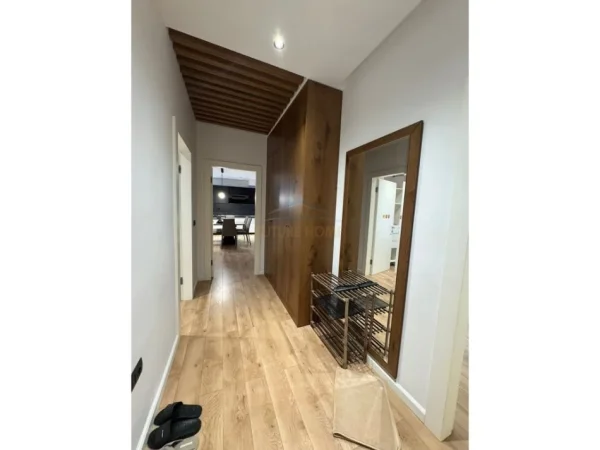Tirane, jepet me qera apartament 3+1 Kati 5, 108 m² 1.500 € 