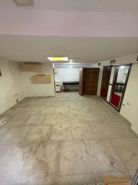Tirane, jepet me qera ambjent biznesi Kati -1, 35 m² 300 € (Bulevardi Gjergj Fishta)
