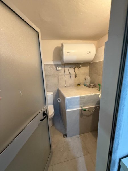 Tirane, jepet me qera ambjent biznesi Kati -1, 35 m² 300 € (Bulevardi Gjergj Fishta)