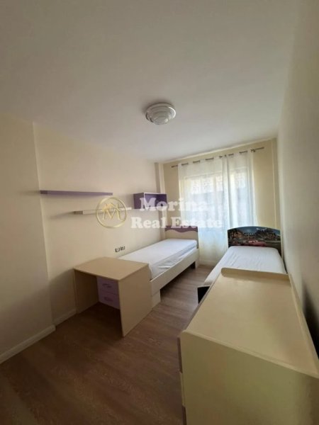 Tirane, jepet me qera apartament 2+1+Ballkon Kati 2, 90 m² 550 € (Pallati i Brigadave)