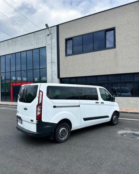 Tirane, shitet Minibus Ford Transit Custom 8+1 Nafte, e bardhë manuale Kondicioner 180.000 km 15.500 €