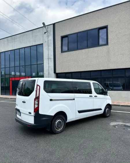 Tirane, shitet Minibus Ford Transit Custom 8+1 Nafte, e bardhë manuale Kondicioner 180.000 km 15.500 €