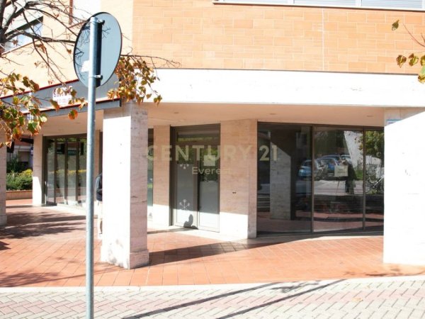 Tirane, shes dyqan Kati 0, 82 m² 275.000 € 