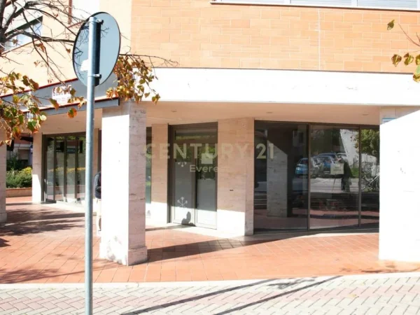 Tirane, shes dyqan Kati 0, 82 m² 275.000 € 