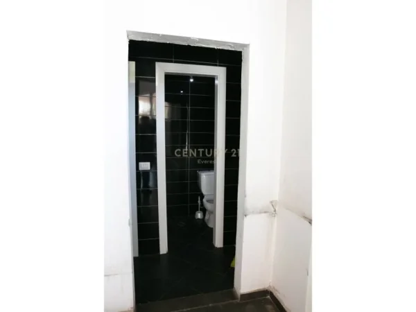 Tirane, shes dyqan Kati 0, 82 m² 275.000 € 