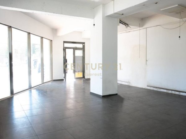 Tirane, shes dyqan Kati 0, 82 m² 275.000 € 